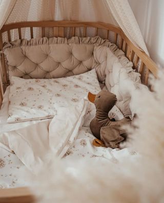 Ochranný mantinel s bohatou výplňou v Glam prevedení 🤎 Krásny a praktický doplnok, ktorý by rozhodne nemal chýbať v...