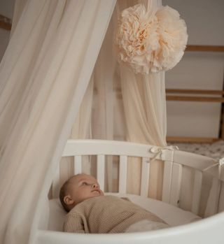 Tu začínajú rozprávkové sny 🌙 ✨ Tylový baldachýn zdobený POM POM brmbolcami 🤎 https://www.littlesweetie.sk/baldachyny/...